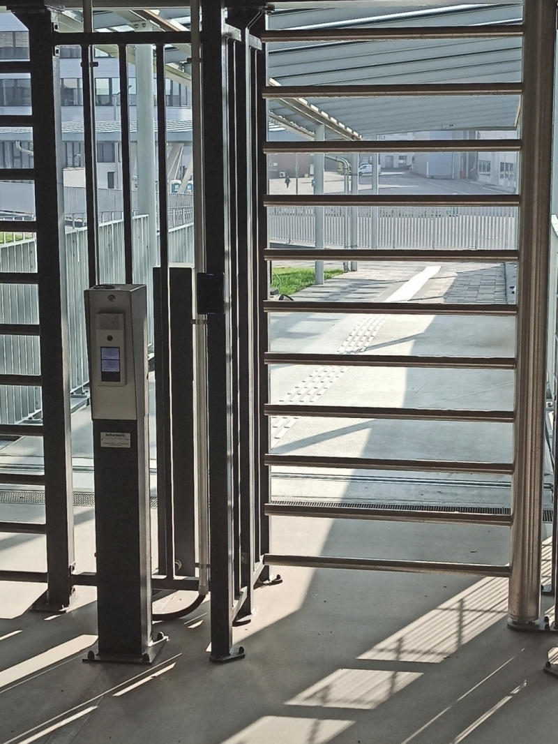 3. Ausgang Parkhaus mit Drehflügel © SMS group
