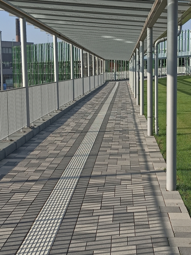 4. Überdachter Weg mit Leitsystem © SMS group