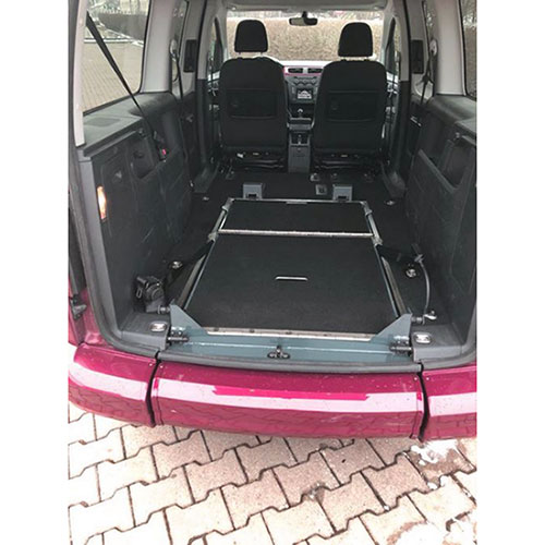 Hilfsmittel am Auto zum Ein-und Aussteigen für Menschen im Rollstuhl