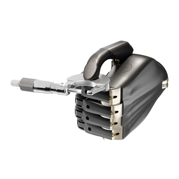 3. Handprothese greift einen Gegenstand